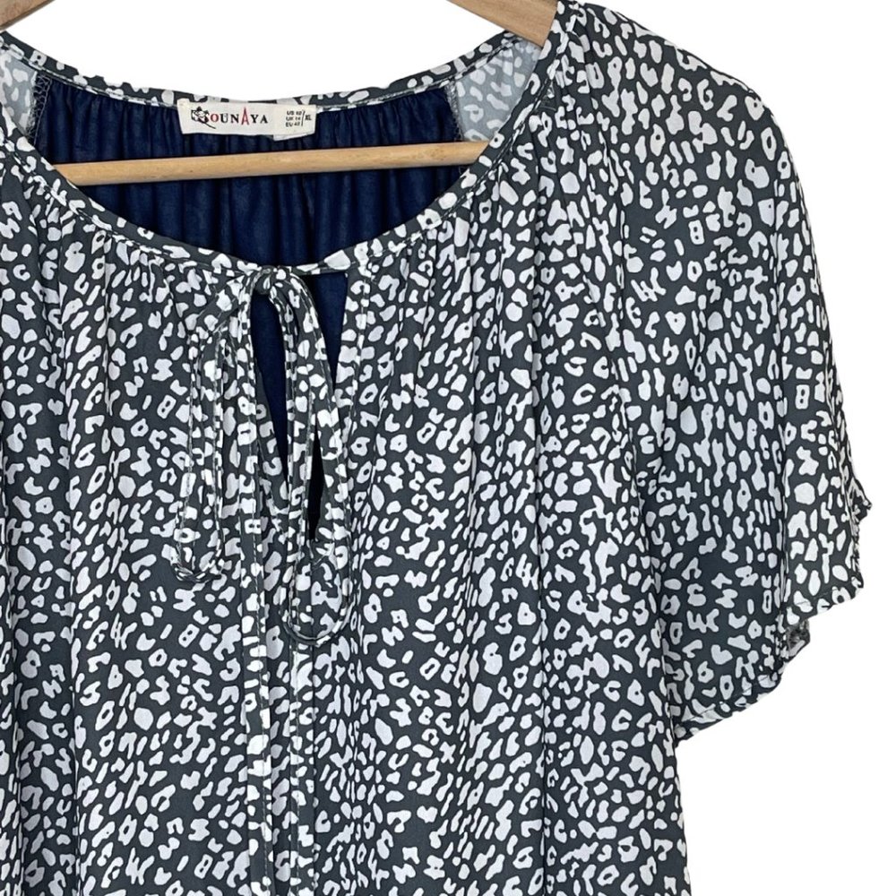 OUNAYA | Gray and White Leopard Print Top with Flutter Sleeves | Size 10/XL - Picture 4 of 10